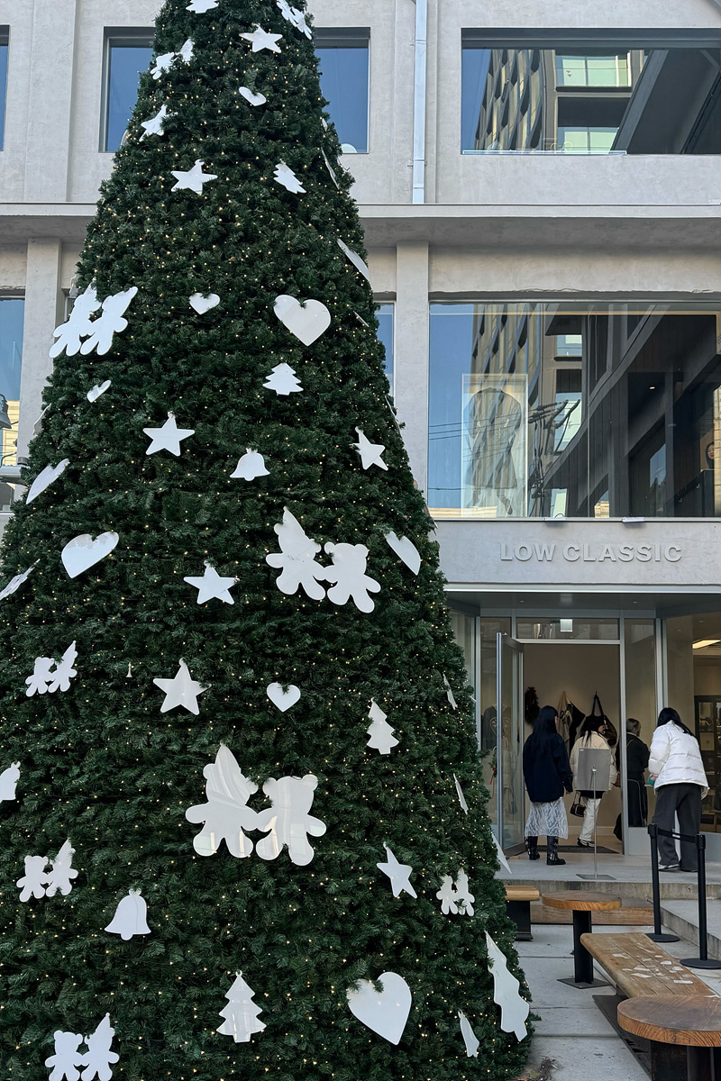 로우클래식, 성수 86 스토어에 7미터 대형 크리스마스트리 설치 27-Image